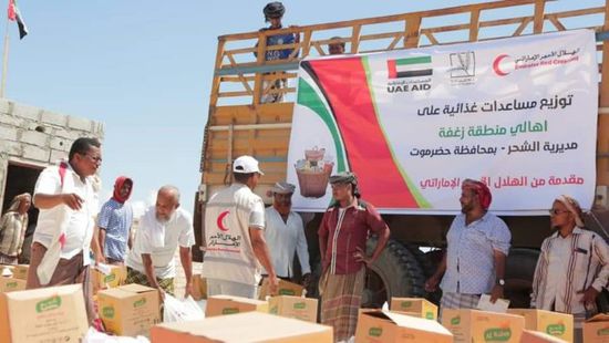 الهلال الإماراتي يوزع مساعدات إغاثية جديدة في الشحر بحضرموت (صور)