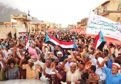 الآلاف من أبناء سقطرى يحتشدون في ساحة الاعتصام للمطالبة برحيل سلطة الإخوان (فيديو)