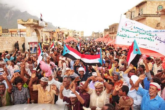 الآلاف من أبناء سقطرى يحتشدون في ساحة الاعتصام للمطالبة برحيل سلطة الإخوان (فيديو)