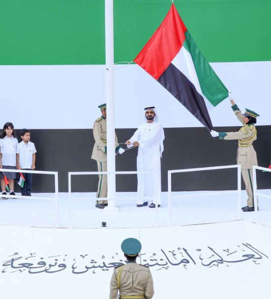بن راشد آل مكتوم يرفع علم الإمارات وسط جمع كبير من الطلبة والطالبات احتفالا بعيد العلم