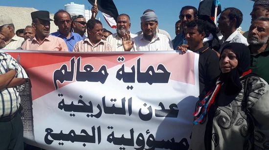 وقفة احتجاجية للمطالبة بضبط الجناة في حادث "بيج بن" بالعاصمة عدن (صور)