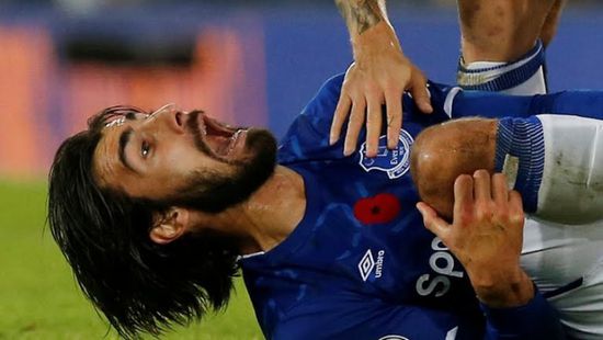 إصابة عنيفة للاعب إيفرتون في مباراة توتنهام