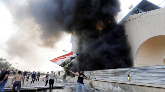 اشتباكات بين الأمن والمتظاهرين أمام القنصلية الإيرانية بكربلاء