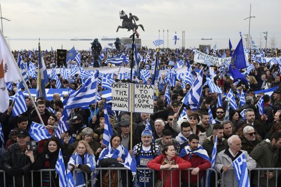 مظاهرات فى اليونان احتجاجا على إيواء مهاجرين ولاجئين