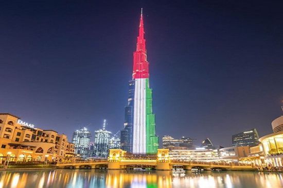 برج خليفة يتزين بألوان العلم الإماراتي احتفالا بـ"يوم العلم"
