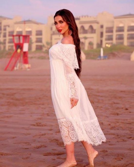 دنيا بطمة تخضع لجلسة تصوير جديدة على البحر (صور)