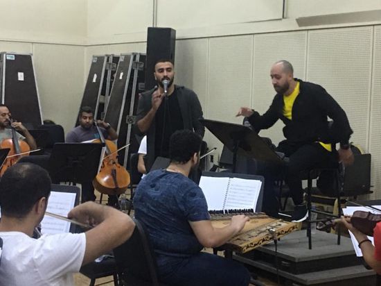 رغم إيقافه.. محمد الشرنوبي يواصل بروفات مهرجان الموسيقى العربية (صور)