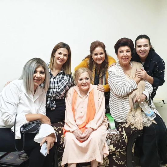 نجوم الفن في زيارة للنجمة نادية لطفي (صور)