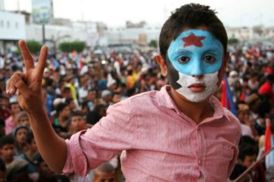 صحفي يُطالب الجنوبيين بالاحتفال بعد توقيع اتفاق الرياض
