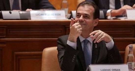 حكومة رئيس وزراء رومانيا تفوز بثقة البرلمان