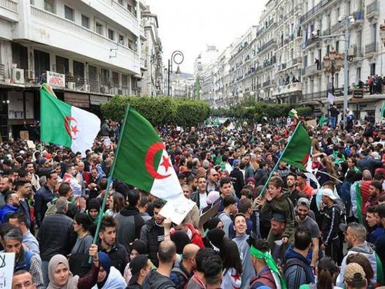 عشرات القضاة يحتجون في الجزائر بعد تعرض أحد زملائهم للقمع