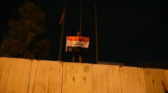 ‏المتظاهرون العراقيون يرفعون لافتات "مغلق بأمر الشعب" أمام القنصلية الإيرانية 