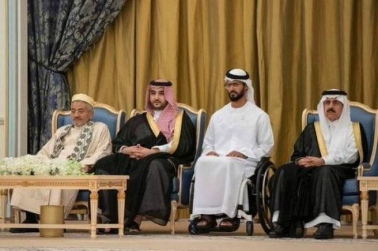 حفيد زايد يجذب الأنظار خلال مراسم توقيع اتفاق الرياض