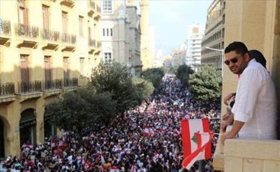 احتشاد اللبنانيون أمام عدد المؤسسات والهيئات العامة والخاصة لليوم 21 على التوالي