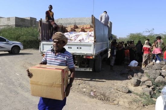 بدعم إماراتي..توزيع مساعدات على المتضررين من القصف الحوثي على المخا (صور)