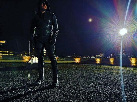 ستيفن أميل ينتهي من تصوير الحلقة الأخيرة للسلسلة الشهيرة Arrow