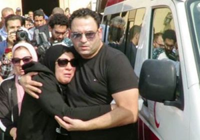 الثلاثي أحمد فهمي وشيكو وهشام ماجد أبرز حضور جنازة والد أكرم حسني