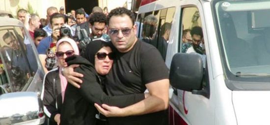 الثلاثي أحمد فهمي وشيكو وهشام ماجد أبرز حضور جنازة والد أكرم حسني