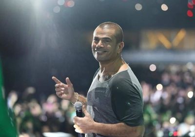 بالصور.. عمرو دياب يشعل مسرح حفله بموسم الرياض