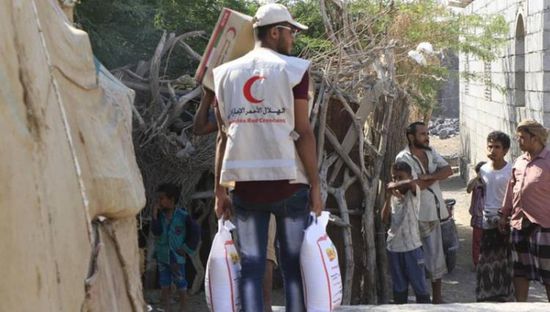 الهلال الأحمر الإماراتي يوزع 300 سلة غذائية في شبوة