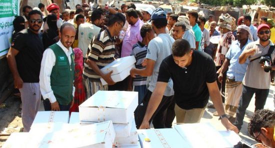 6 آلاف كرتون تمور للمحتاجين والنازحين في العاصمة عدن  