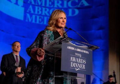 تكريم يسرا عن مجمل أعمالها من جمعية أمريكا للإعلام (صور)