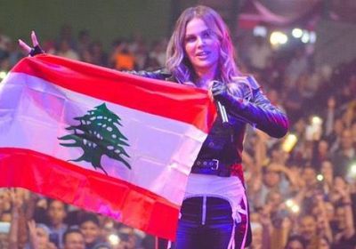 بالفيديو.. نيكول سابا ترفع علم لبنان بحفلها الأخير بالقاهرة 