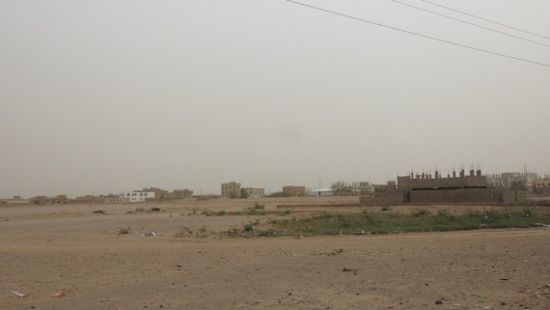 جريمة حرب.. مليشيا الحوثي تقصف الأحياء السكنية في حيس بالهاون