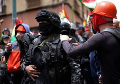 محتجون ملثمون يحتلون سفارة فنزويلا بالعاصمة البوليفية