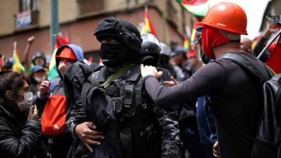 محتجون ملثمون يحتلون سفارة فنزويلا بالعاصمة البوليفية