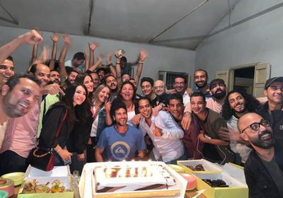 بالصور.. أسرة "بلا دليل" تحتفل بنهاية التصوير