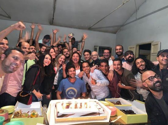 بالصور.. أسرة "بلا دليل" تحتفل بنهاية التصوير