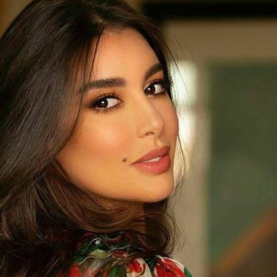 ياسمين صبري أنيقة بإطلالة وردية في أحدث جلسة تصوير 