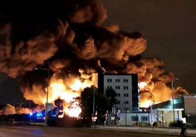 حريق هائل في مصنع بإسرائيل بعد استهدافه بصواريخ من غزة