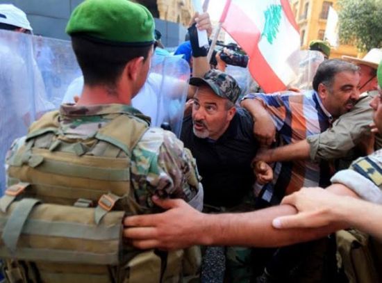 الجيش اللبناني يضبط عسكريًا أصاب أحد المتظاهرين بسلاحه الناري