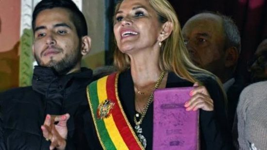 نائبة رئيس مجلس الشيوخ في بوليفيا تعين نفسها رئيسًا للبلاد