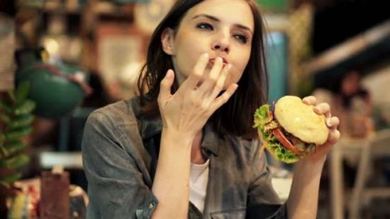 دراسة تحذّر النساء من تناول العشاء بعد الـ6 مساءً