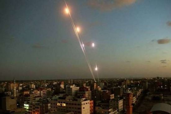 صواريخ المقاومة الفلسطينية تلحق أضرارًا بمنشآت في أشكول