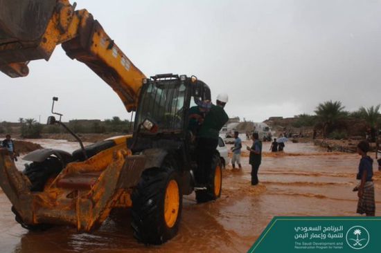 البرنامج السعودي لتنمية وإعمار اليمن يُواجه آثار إعصار كيار بسقطرى (صور)