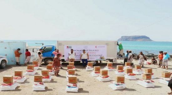 بدعم إماراتي..توزيع 150 سلة غذائية على الأهالي في مديرية رضوم بشبوة