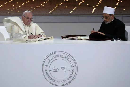 وزير الداخلية الإماراتي يشكر شيخ الأزهر وبابا الفاتيكان على وثيقة الأخوة الإنسانية