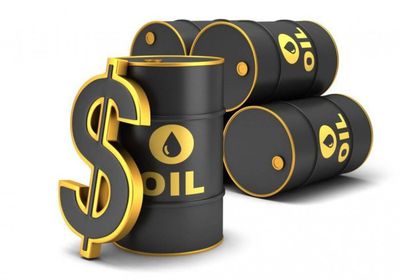 انخفاض المخزون الأمريكي يصعد بأسعار النفط