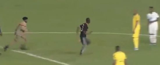 مشجع غاني يقتحم ملعب مباراة جنوب إفريقيا في لقطة طريقة "فيديو"