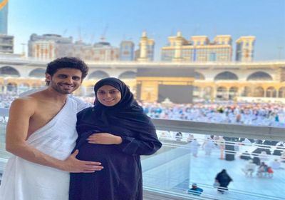 بملابس الإحرام.. حمدي الميرغني يدعو لزوجته (صورة)