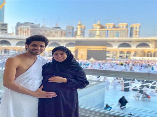 بملابس الإحرام.. حمدي الميرغني يدعو لزوجته (صورة)