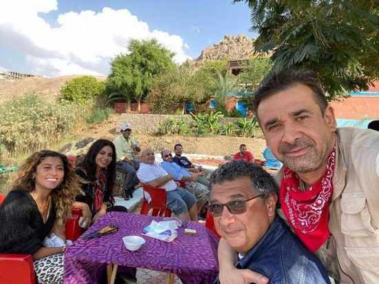 كريم عبدالعزيز بصحبة الكدواني ودينا الشربيني في كواليس فيلمهم الجديد