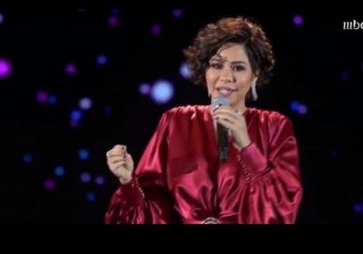 شيرين تقبل يد معجب لهذا السبب (فيديو)