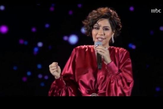 شيرين تقبل يد معجب لهذا السبب (فيديو)