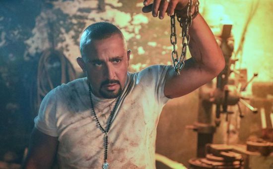 بالصور.. أحمد السقا يروج لفيلم "العنكبوت" بهذا الشكل