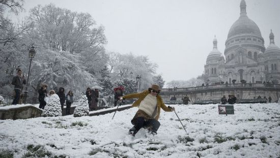 سقوط الثلوج تسبب في انقطاع الكهرباء عن 300 ألف منزل بفرنسا